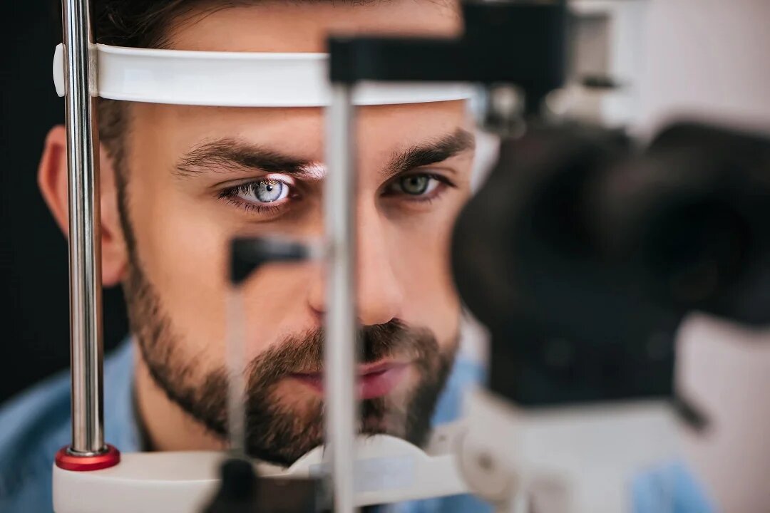 Paciente mirando en el oftalmoscopio
